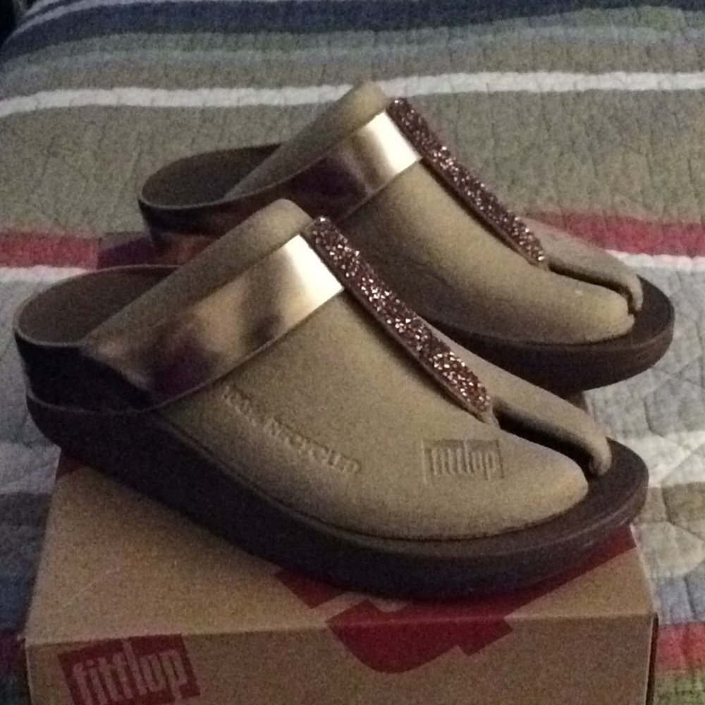 Beautiful fitflop rose gold color. Never worn